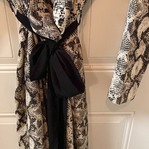 Fashion Nova NWT Ease Up Snake Print Duster, XL,fully open in front with tie blt - Picture 3 of 7